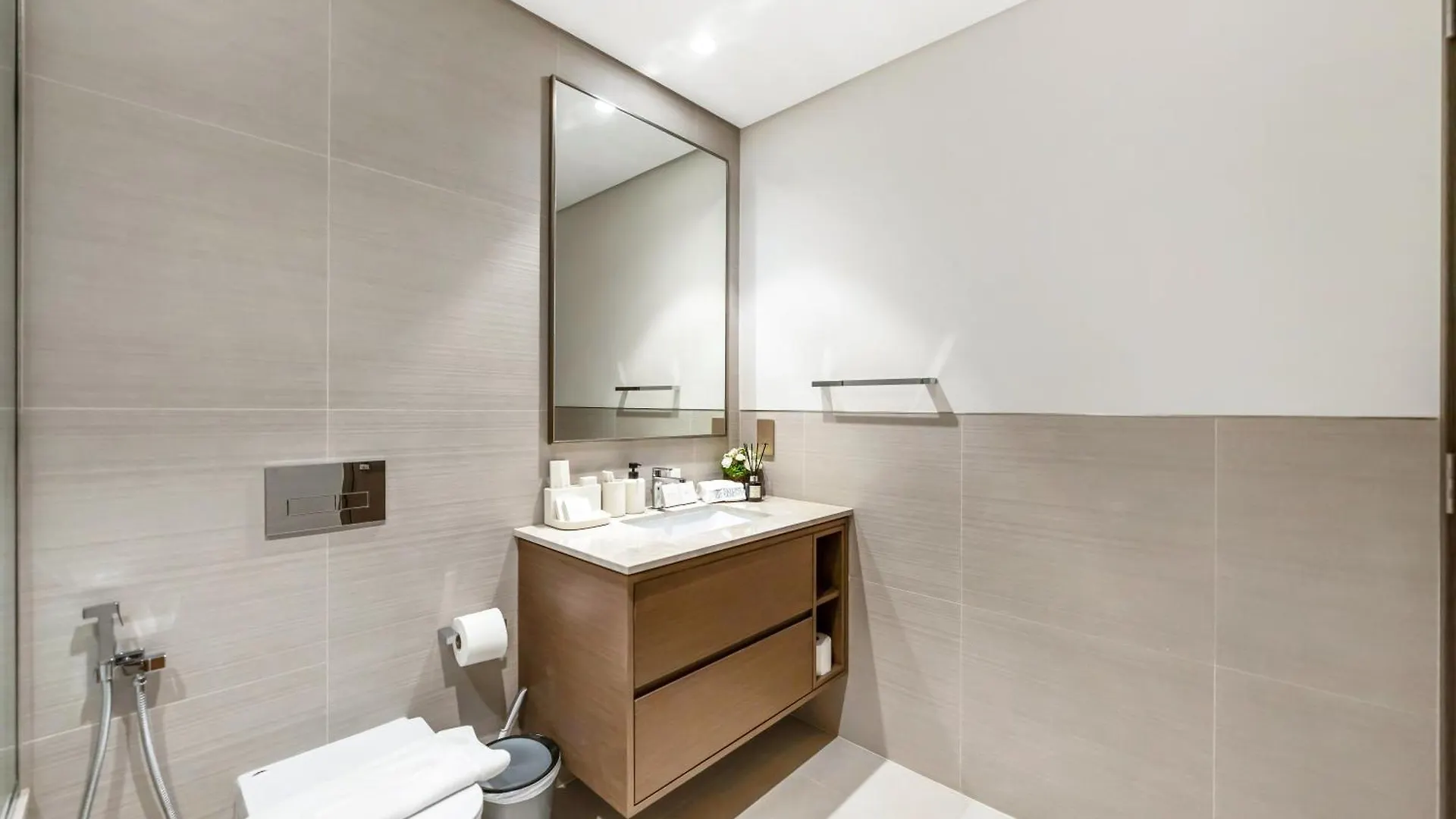 Signature Series 1 Bedroom Apartment I Free Parking, Gym, Pool I Playstation 5 I By Skyline Serenity Dubai